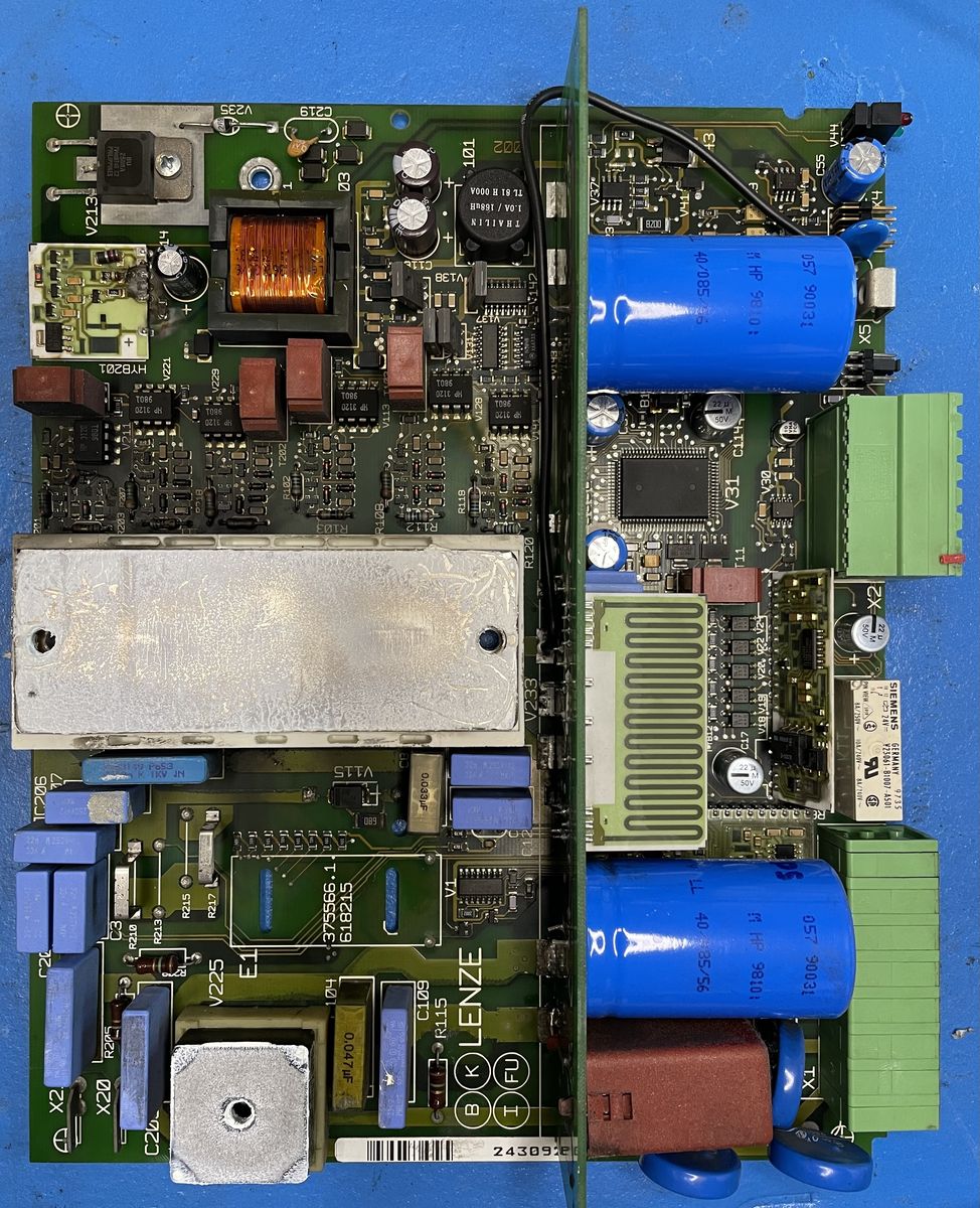 Carte de commande d'un servovariateur Lenze sur l'établi