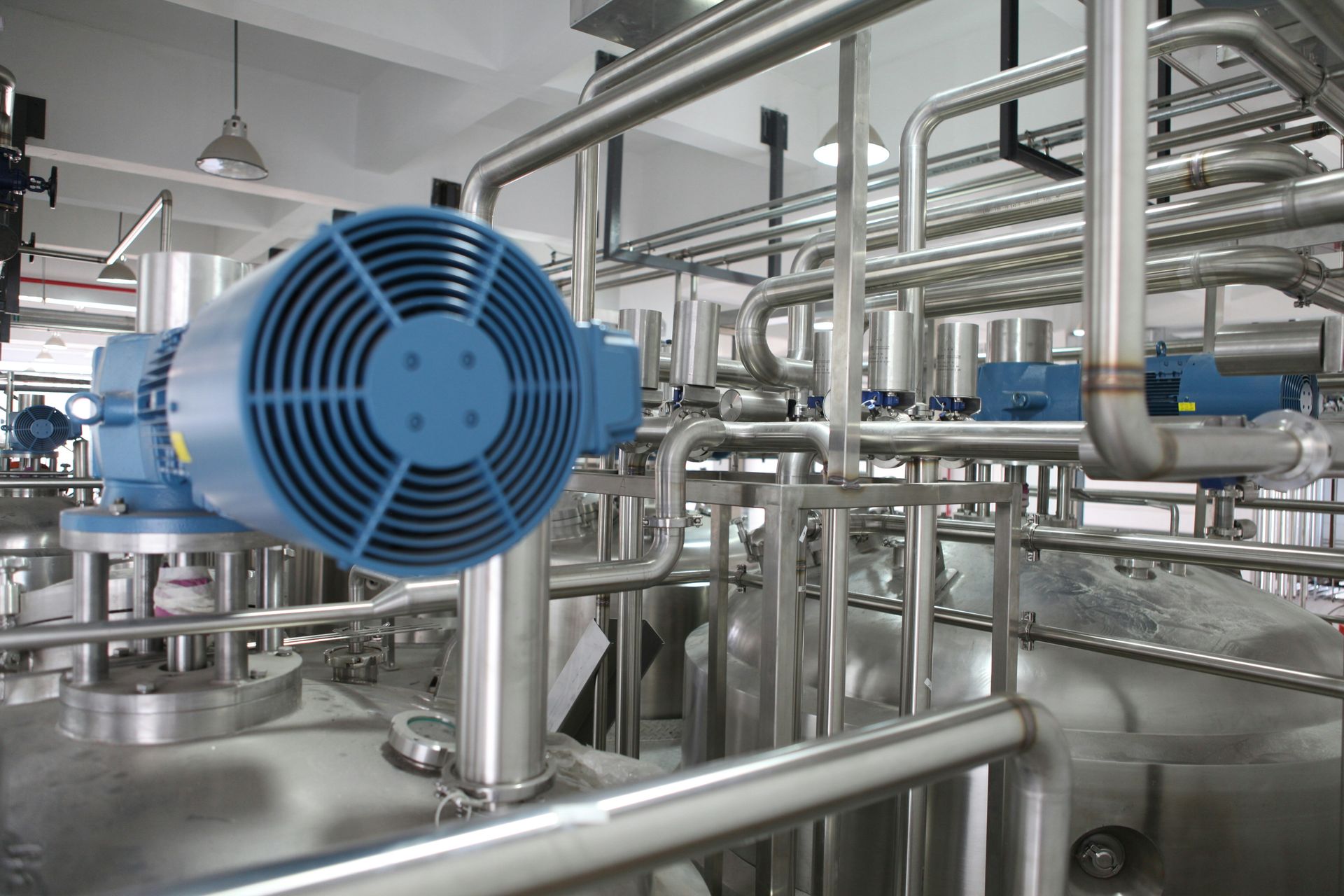 Installation industrielle avec tuyauteries et moteur électrique